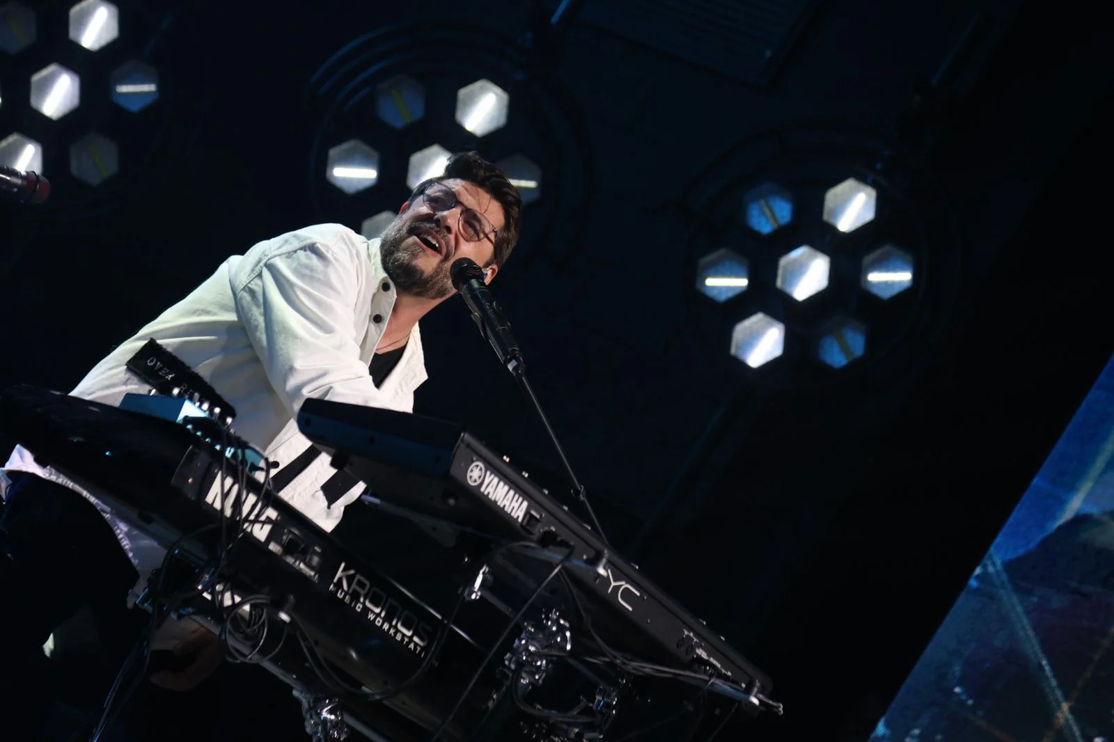 Emerson Pinheiro em seu estúdio de produção musical, com um teclado à sua frente